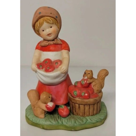''Autumn" Country Cousins Figurine #066 (N) Girl With Apples And Squirrels - Picture 6 of 9